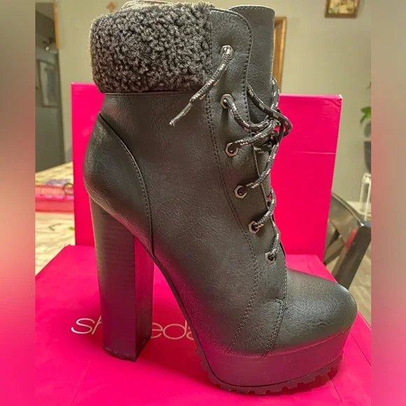 Botas - Picture 1 of 5